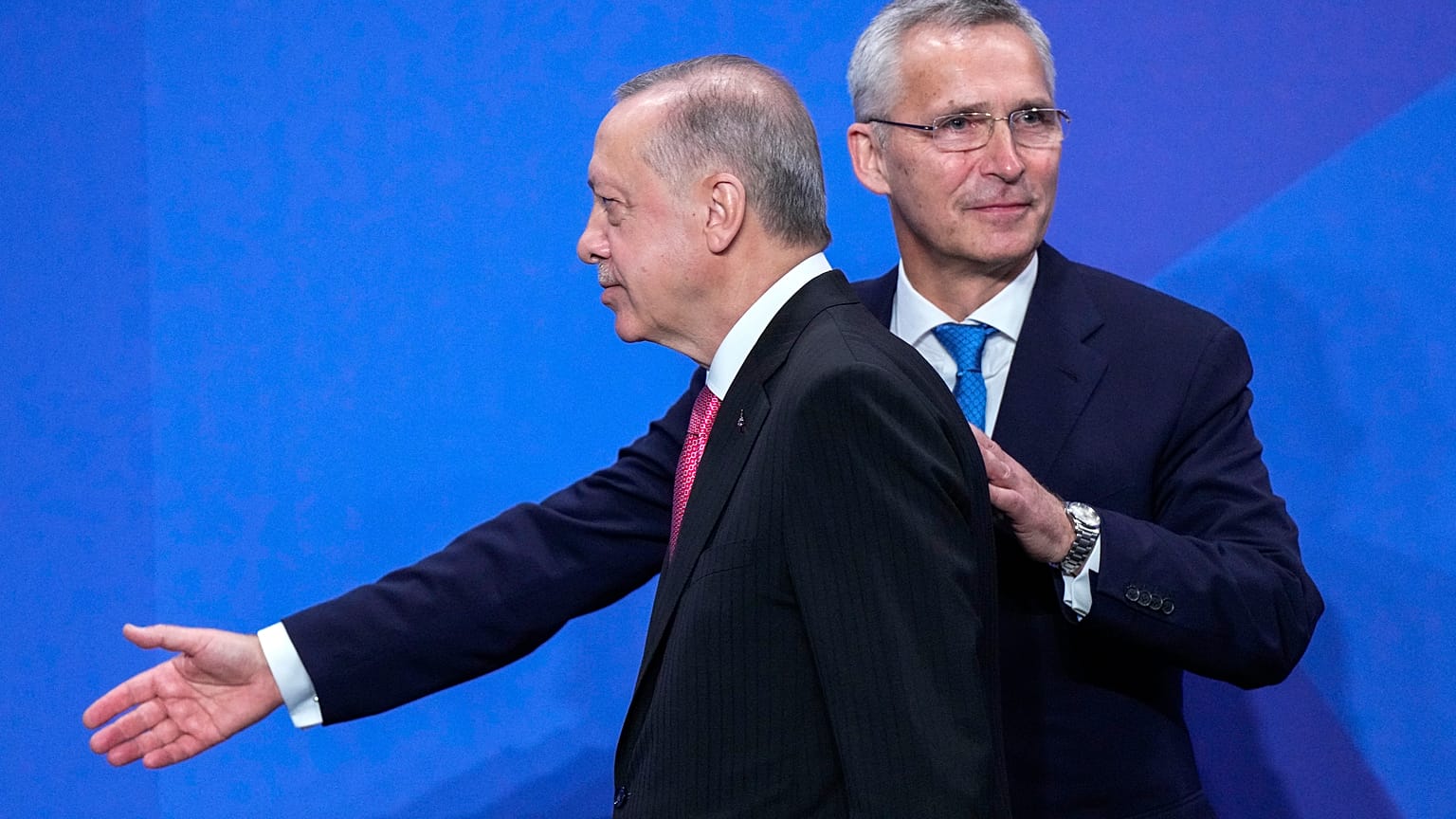 NATO Genel Sekreteri Jens Stoltenberg, Cumhurbaşkanı Recep Tayyip Erdoğan'ı Madrid'de 29 Haziran 2022'de düzenlenen NATO zirvesinde karşılıyor.