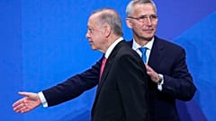 NATO Genel Sekreteri Jens Stoltenberg, Cumhurbaşkanı Recep Tayyip Erdoğan'ı Madrid'de 29 Haziran 2022'de düzenlenen NATO zirvesinde karşılıyor.