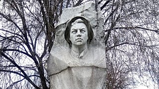 Памятник А.Матросову в Днепре, уроженцем которого он был