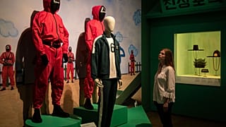 Костюмы из "Игры в кальмара" в музее Виктории и Альберта
