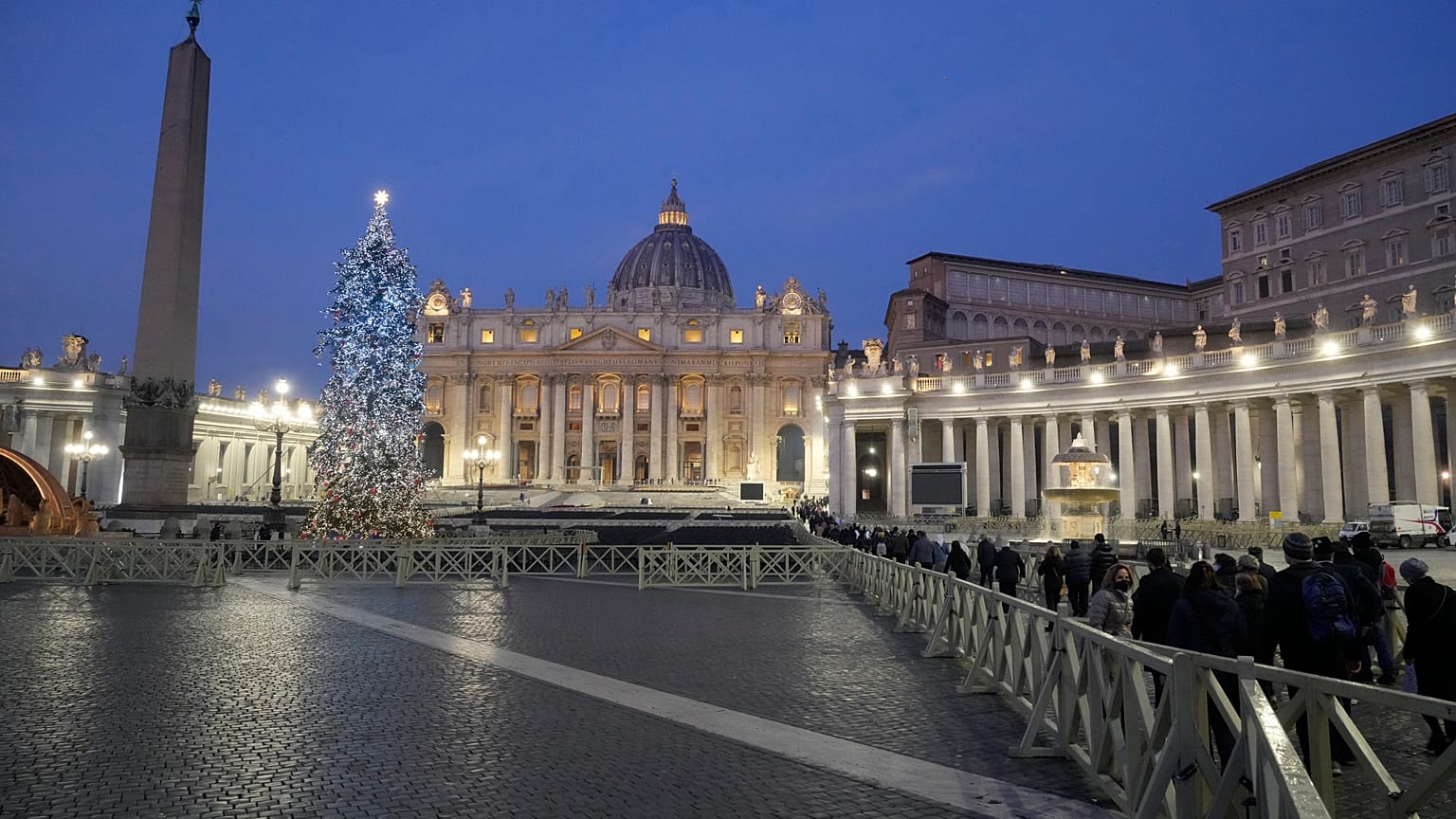 Piazza San Pietro, la notte prima. (4.1.2023)