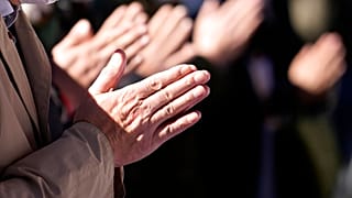 لعبة الورق التقليدية كارتا في ضريح في كيوتو.