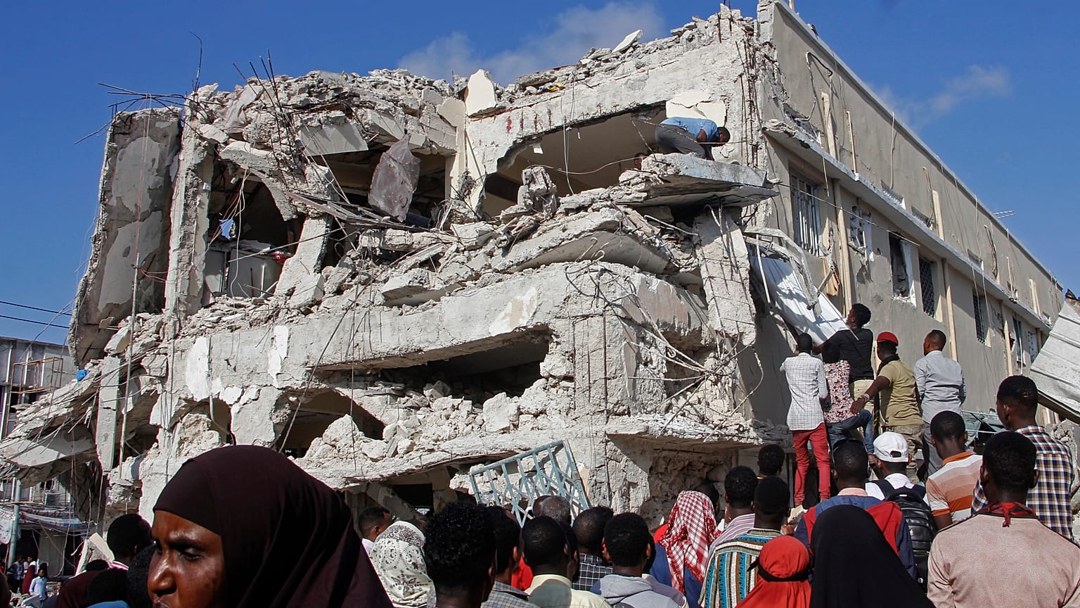 Des proches attendent que les corps soient retirés des décombres après un précédent attentat le 30 octobre 2022