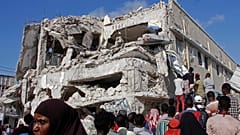 Des proches attendent que les corps soient retirés des décombres après un précédent attentat le 30 octobre 2022