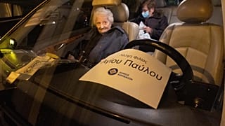 Βόλτα ηλικιωμένης με ταξί στη φωταγωγημένη Αθήνα