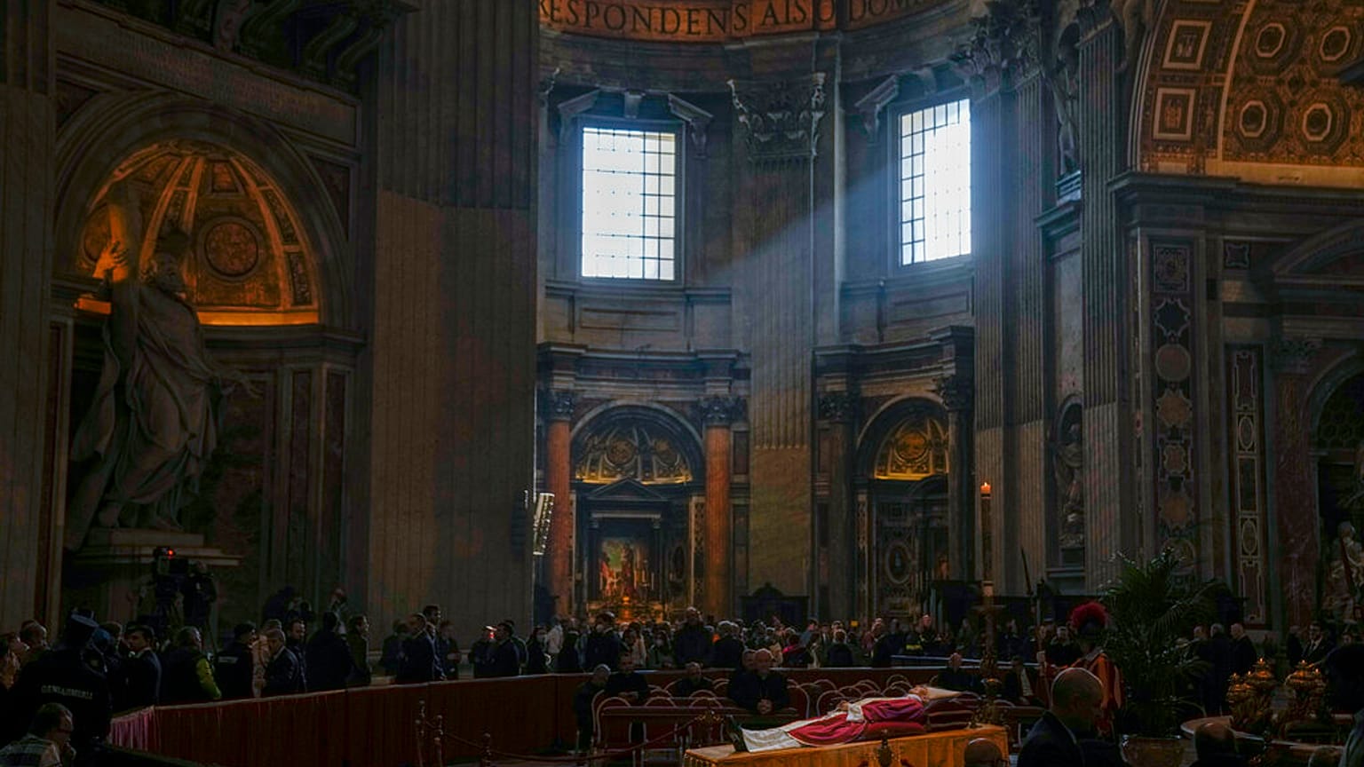 Le corps de feu le pape émérite Benoît XVI repose dans la basilique Saint-Pierre au Vatican, mercredi 4 janvier 2023