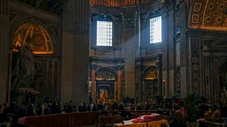 Le corps de feu le pape émérite Benoît XVI repose dans la basilique Saint-Pierre au Vatican, mercredi 4 janvier 2023