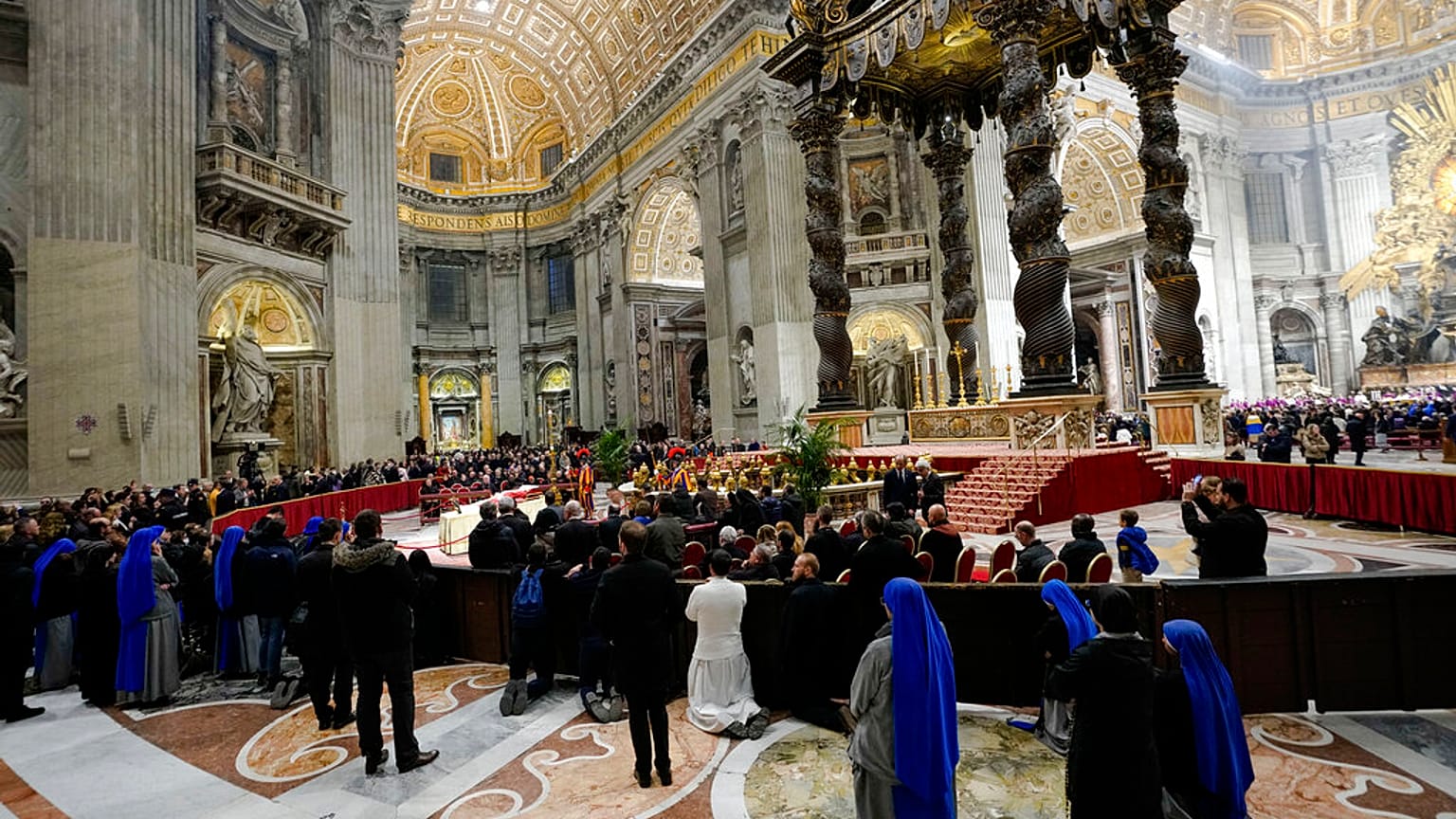 Trauernde stehen Schlange, um den Leichnam des verstorbenen emeritierten Papstes Benedikt XVI. zu sehen, der im Petersdom im Vatikan aufgebahrt ist