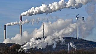 Almanya'nın Gelsenkirchen kentinde bir rüzgar jeneratörünün yanında Uniper enerji şirketine ait kömürlü termik santrali ve BP rafinerisi