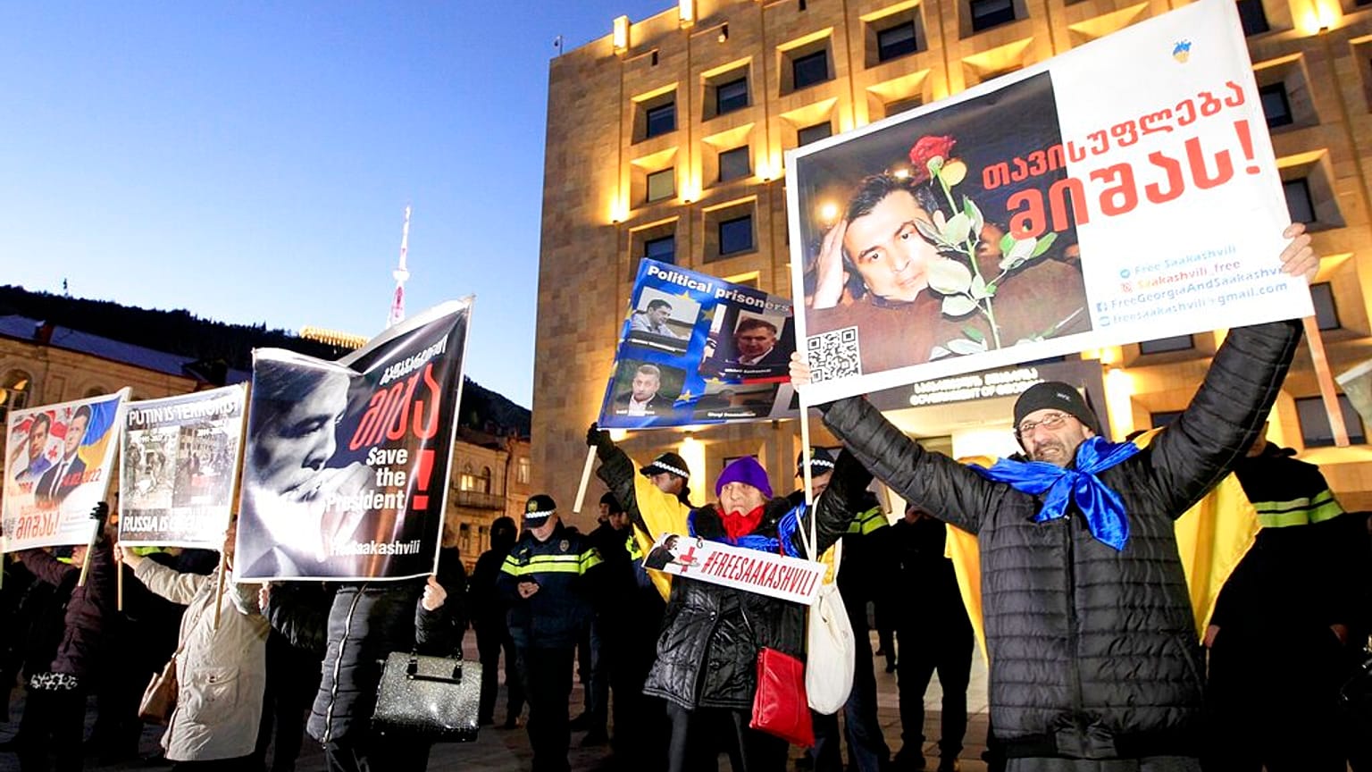 "Liberté pour Misha", brandit un partisan de l'ex-président géorgien Mikheïl Saakashvili (2004 - 2013) devant le siège du gouvernement à Tbilissi, Géorgie, mercredi 4 janvier.