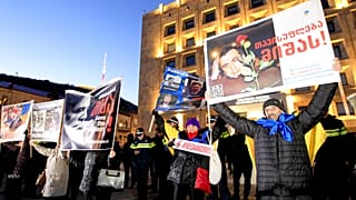 "Liberté pour Misha", brandit un partisan de l'ex-président géorgien Mikheïl Saakashvili (2004 - 2013) devant le siège du gouvernement à Tbilissi, Géorgie, mercredi 4 janvier.
