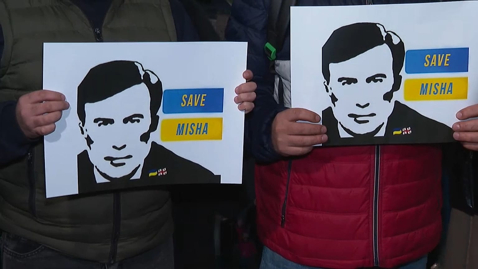 Cartelli con la scritta "Save Misha": "salvate Misha", l'ex presidente della Georgia Mikheil Saakashvili.