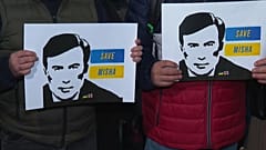 Demonstrant:innen fordern die Freilassung von Georgiens früherem Präsidenten Saakaschwili