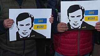 Manifestantes sostienen dos pancartas con el rostro de Mijaís Saakahsvili en Georgia este martes