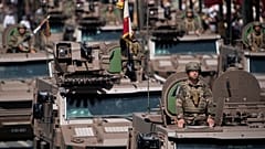 Des véhicules blindés de l'armée française défilent sur les Champs-Elysées à Paris, lors de la fête nationale le 14 juillet 2022.