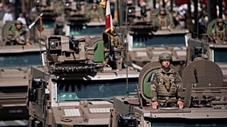 Des véhicules blindés de l'armée française défilent sur les Champs-Elysées à Paris, lors de la fête nationale le 14 juillet 2022.