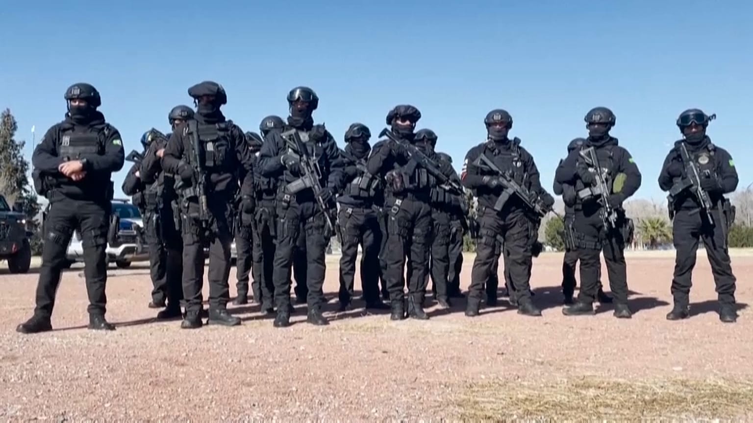 Las fuerzas del orden mexicanas que asistían al funeral de sus compañeros muertos en el motín de Ciudad Juárez