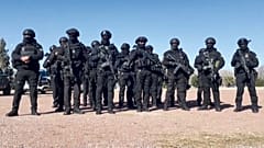 Las fuerzas del orden mexicanas que asistían al funeral de sus compañeros muertos en el motín de Ciudad Juárez