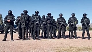 Las fuerzas del orden mexicanas que asistían al funeral de sus compañeros muertos en el motín de Ciudad Juárez