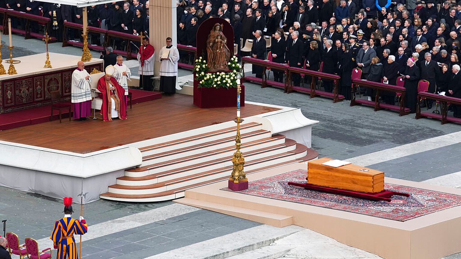 Requiem für Papst Benedikt in Rom