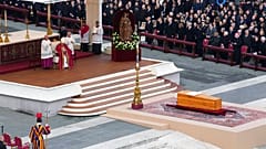 Requiem für Papst Benedikt in Rom