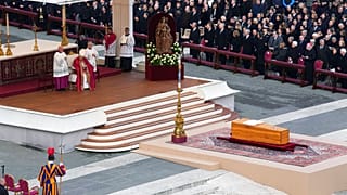 Az idős Ferenc pápa elődje koporsójánál 