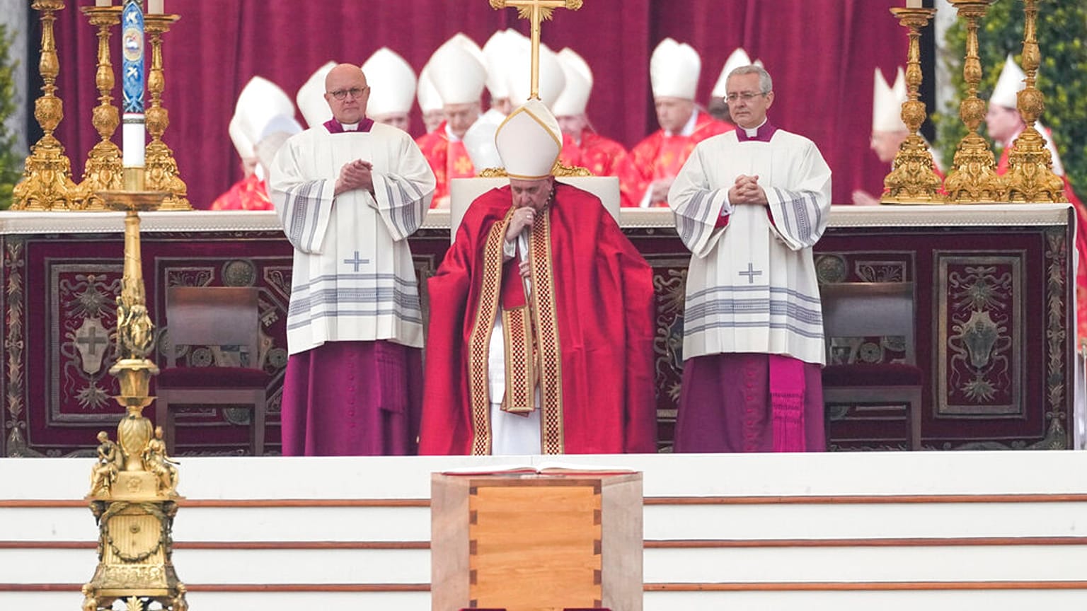 Funeral de Benedicto XVI, presidido por el papa Francisco en la plaza de San Pedro del Vaticano