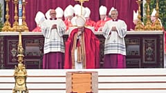 Funeral de Benedicto XVI, presidido por el papa Francisco en la plaza de San Pedro del Vaticano