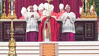 Francisco tornou-se no primeiro Papa a presidir às cerimónias fúnebres de um Papa emérito