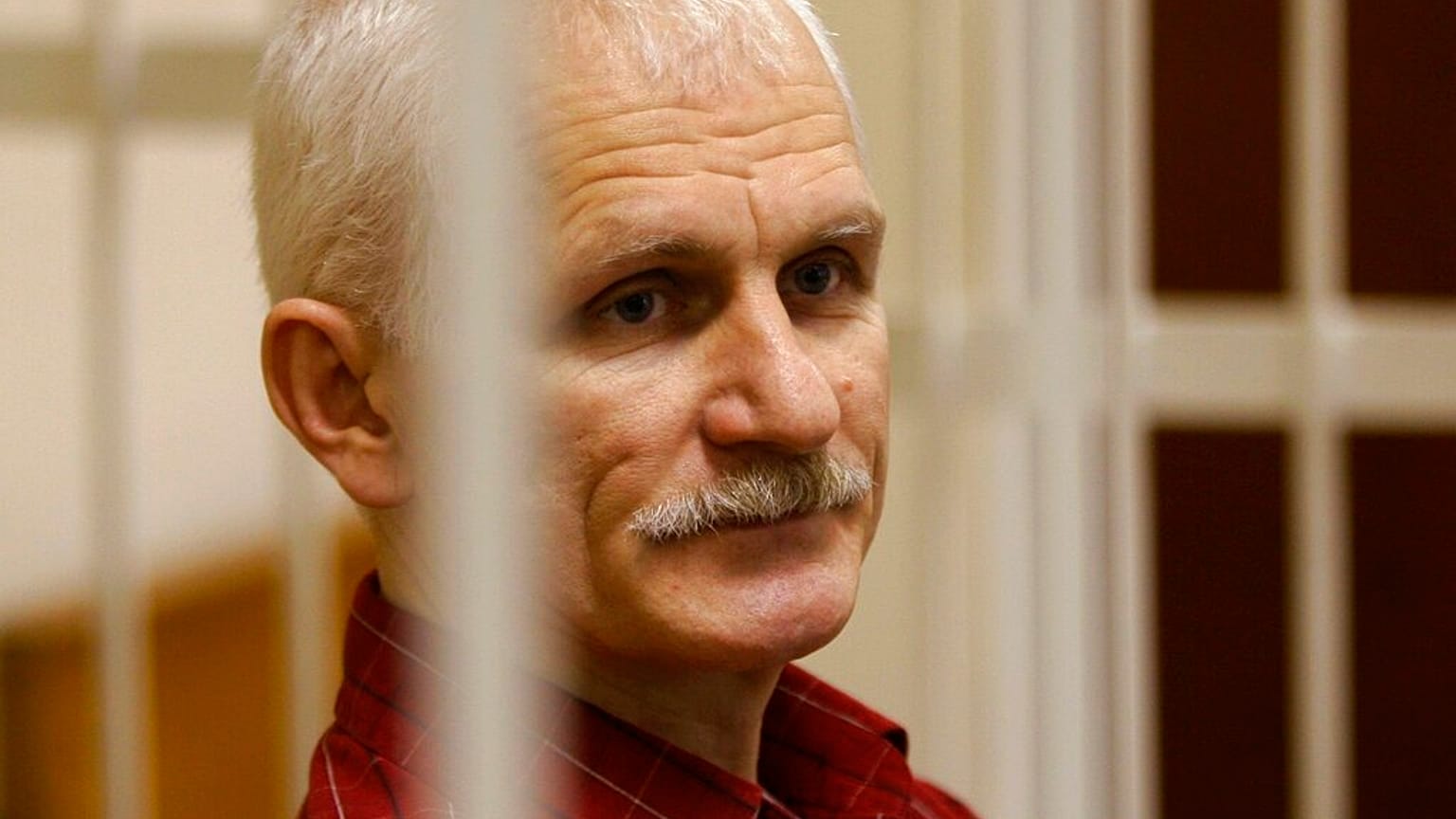 Alex Bialiatski, lors de son procès à Minsk en 2011.