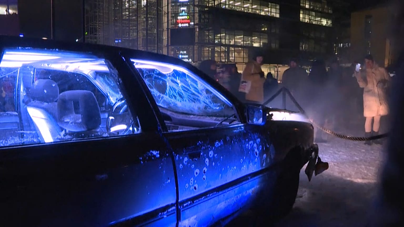 Le automobili ucraine nell'installazione artistica al festival Lux Helsinki, gennaio 2023.