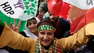 أنصار حزب الشعوب الديمقراطي المؤيد للأكراد في اسطنبول.