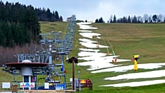  Çekya'da bir kayak merkezi sıcaklardan dolayı kar eksikliği yaşandığı için kapandı, Liberec, 5 Ocak 2023