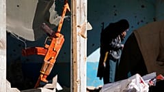 Κατεστραμμένο κατάλυμα μαχητών του ΙΚΙΛ μετά από έφοδο των δυνάμεων ασφαλείας στο Αφγανιστάν