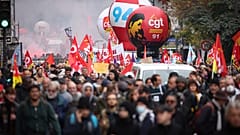 Колонна профсоюзов на акции протеста в Париже 10 ноября 2022 г.