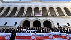 المحامون التونسيون يحتجون أمام قصر العدالة في تونس.