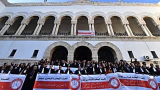 المحامون التونسيون يحتجون أمام قصر العدالة في تونس.