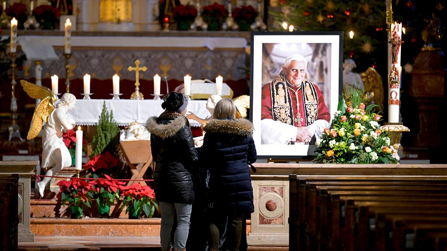 Des fidèles dans une église de Altoetting (31 décembre 2022)