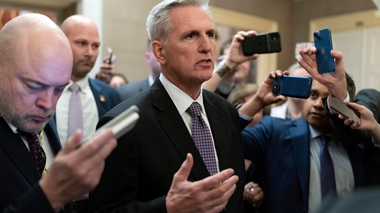Kevin McCarthy újságíróknak nyilatkozik január 4-én