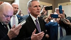 Kevin McCarthy újságíróknak nyilatkozik január 4-én