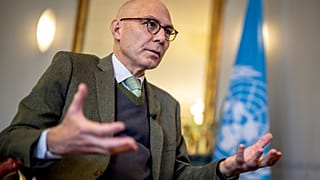 المفوض السامي للأمم المتحدة لحقوق الإنسان فولكر تورك يجيب على أسئلة صحفيي وكالة فرانس برس خلال مقابلة في مكتبه ، في جنيف، 4 يناير 2023.