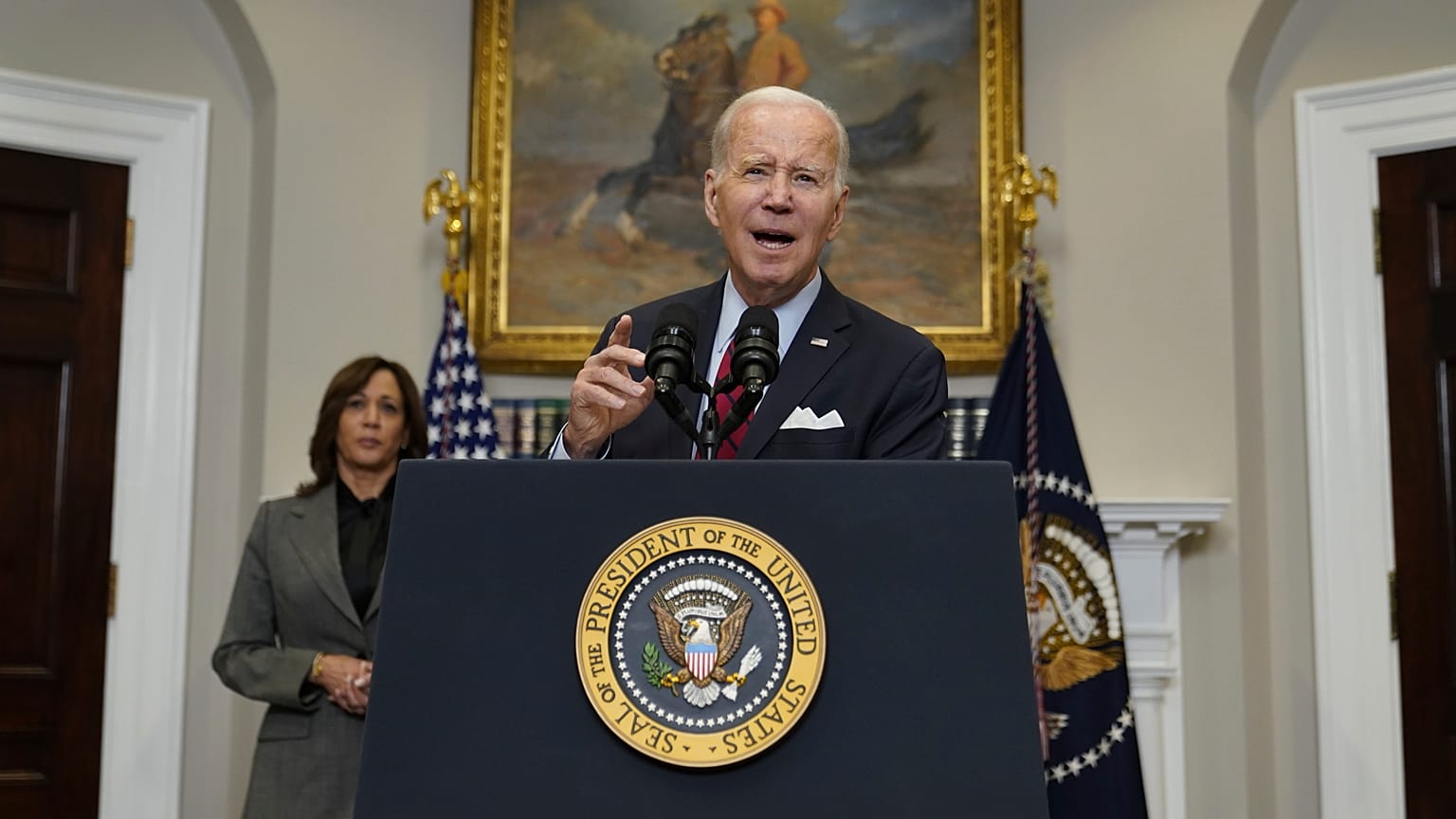 El presidente Joe Biden habla sobre la seguridad fronteriza en la Sala Roosevelt de la Casa Blanca.  La vicepresidenta Kamala Harris, a la izquierda.