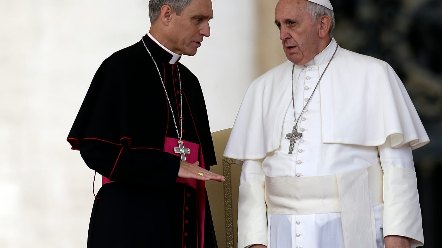 Georg Gänswein e Papa Bergoglio in una foto del novembre 2013.