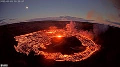 Az amerikai földtani intézet által biztosított webkamera-felvétel a hawaii Kilauea vulkánt mutatja