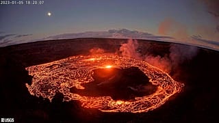 Az amerikai földtani intézet által biztosított webkamera-felvétel a hawaii Kilauea vulkánt mutatja
