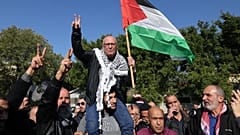 Karim Junis wird von Freunden auf den Schultern getragen, nachdem er 40 Jahre Haft verbü´ßt hat