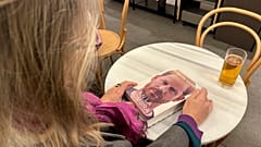 Auf dem Tisch liegt eine spanische Kopie von Prinz Harrys Autobiografie.