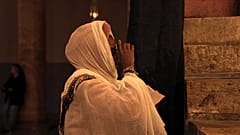 امرأة إثيوبية تصلي في كنيسة المهد بمدينة بيت لحم الفلسطينية