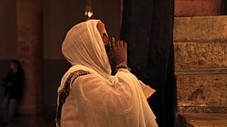 امرأة إثيوبية تصلي في كنيسة المهد بمدينة بيت لحم الفلسطينية