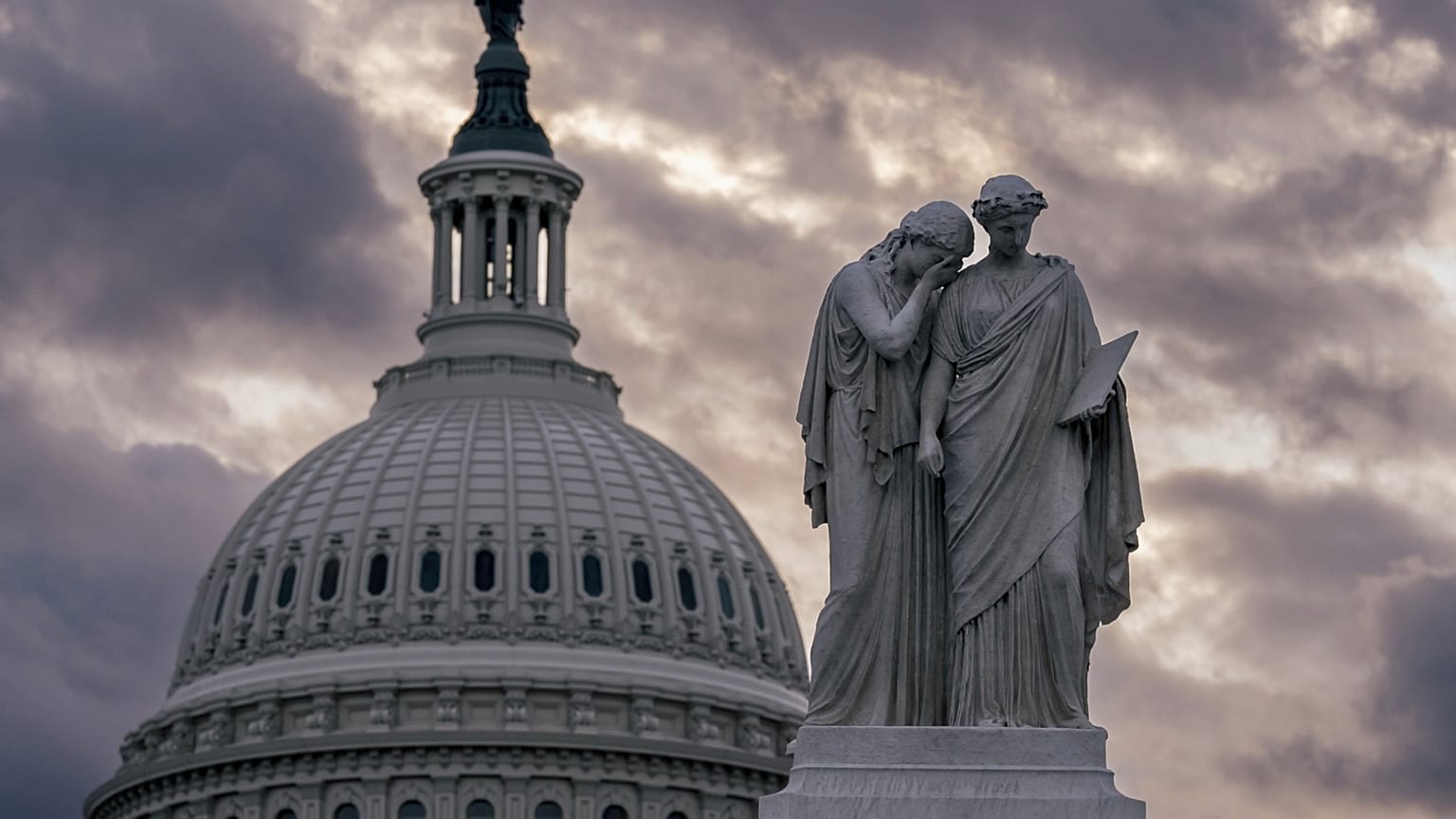 A washingtoni Capitolium kupolája, előtte a Béke emlékmű